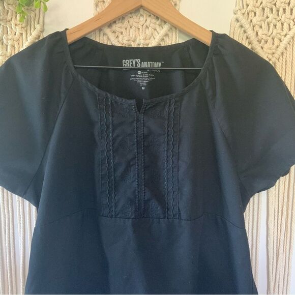 GREY’S ANATOMY 2 Pocket Embroidered Raglan Scrub Top Black Medium - Picture 3 of 9